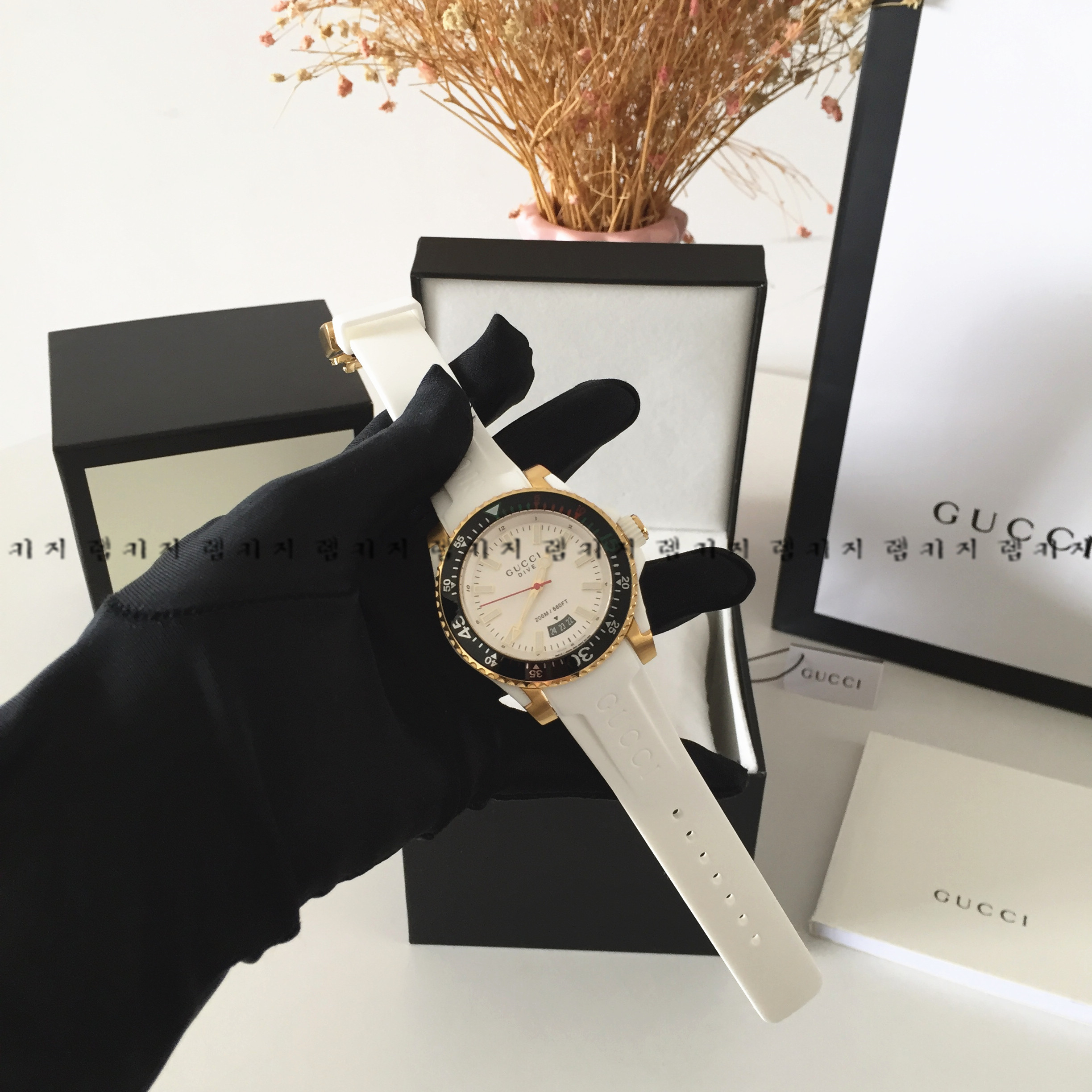 구찌 G 타임리스 다이브 화이트다이얼 우레탄시계